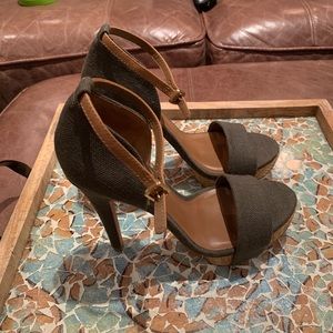 Brand new never worn Tory Burch Sandals!